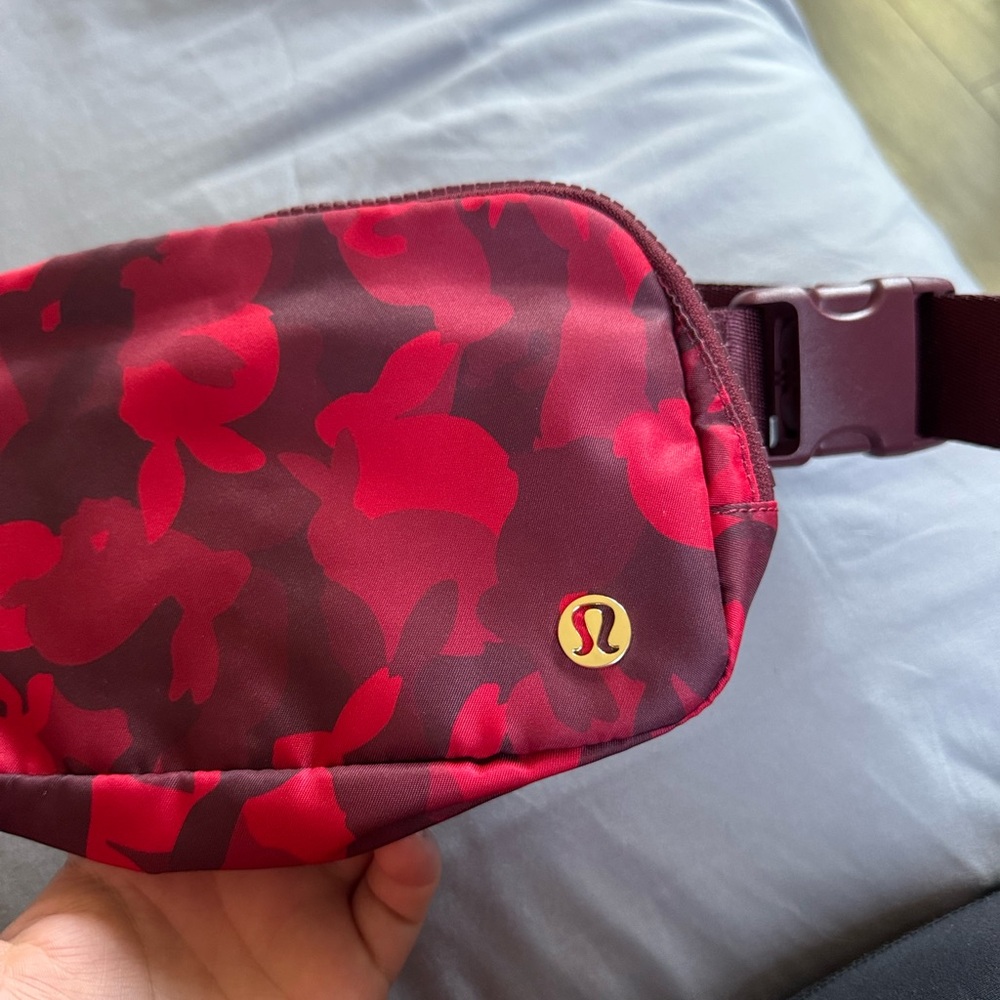 Lululemon Everywhere Belt Bag Lunar New Year 1L - Picture 4 of 5